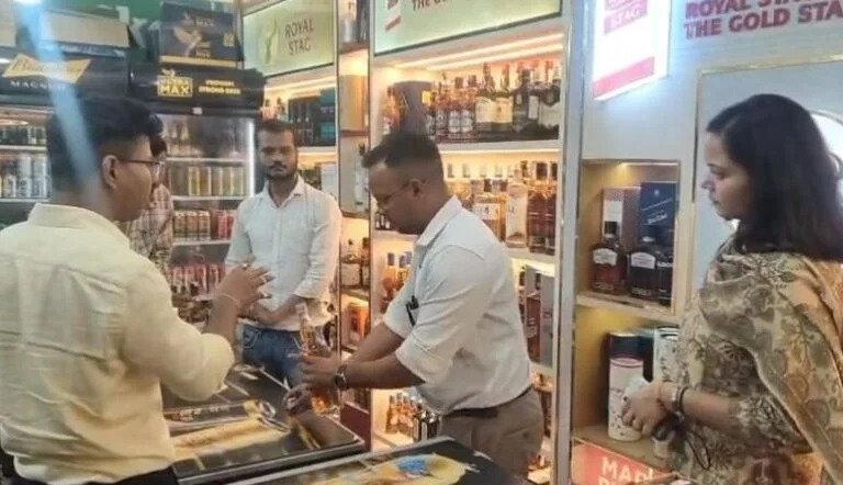 देहरादून में शराब की दुकानों पर देर रात छापेमारी, ISBT समेत कई जगह ओवररेटिंग और अनियमितताएं मिलीं