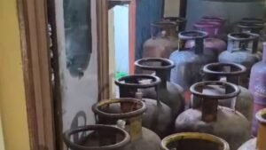 ऋषिकेश में अवैध गैस रिफिलिंग के बड़े कारोबार का भंडाफोड़, 94 सिलेंडर और 5 रिफिलिंग किट बरामद 4 गिरफ्तार